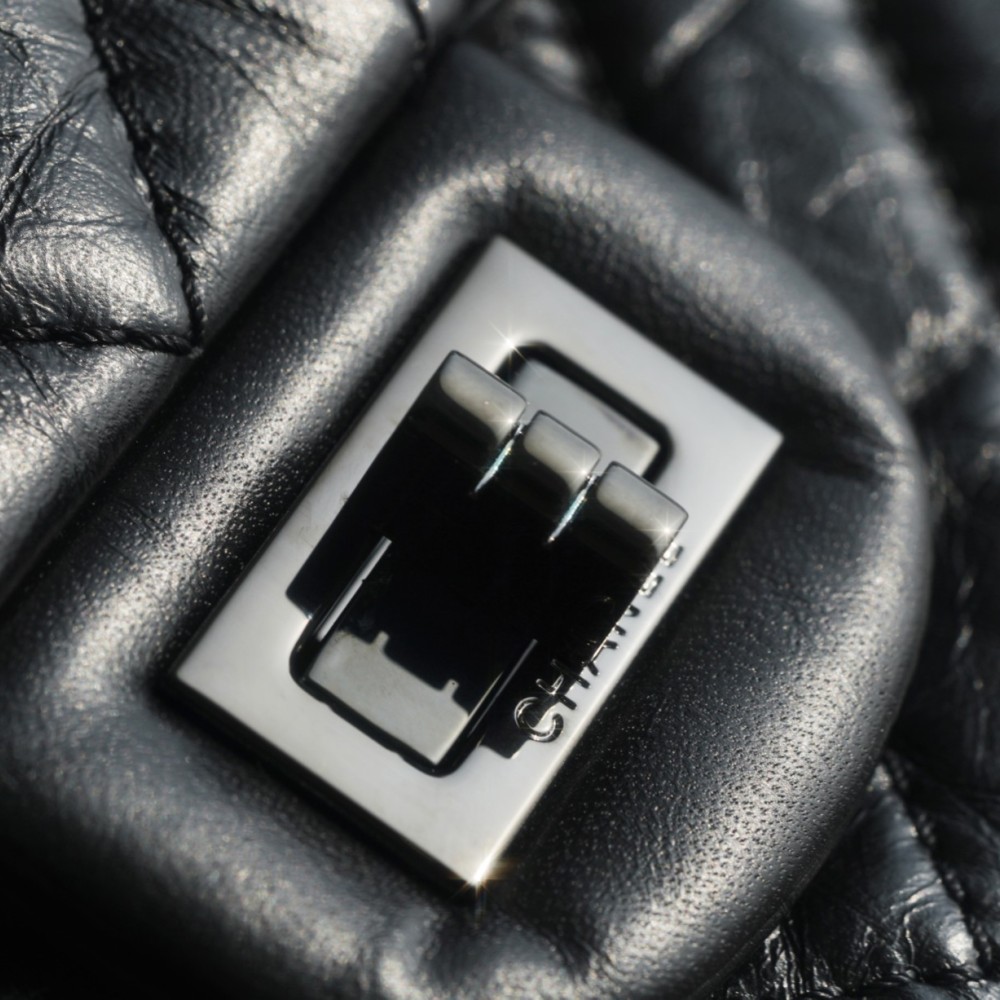 CHANEL 2.55 REISSUE 225 FLAP BAG CHANEL 2.55 REISSUE 225 FLAP BAG