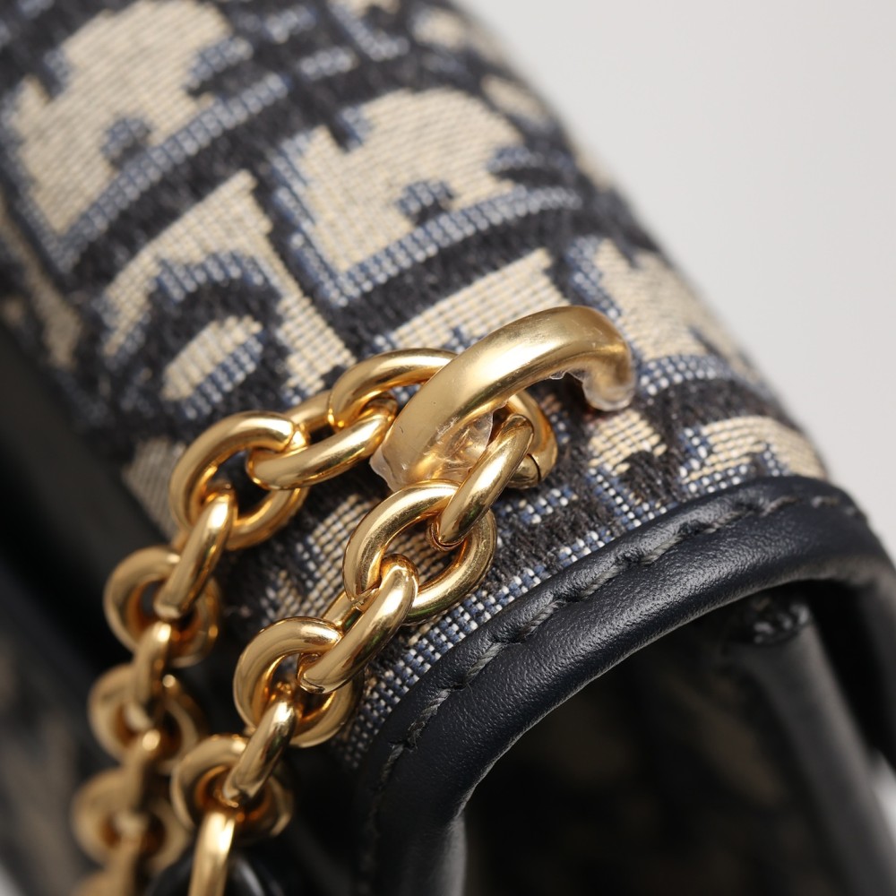 30 MONTAIGNE EAST-WEST BAG WITH CHAIN 30 MONTAIGNE EAST-WEST BAG WITH CHAIN