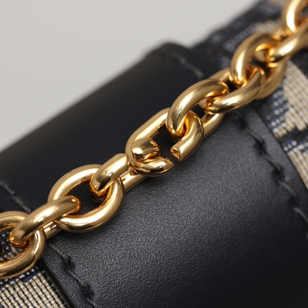 30 MONTAIGNE EAST-WEST BAG WITH CHAIN 30 MONTAIGNE EAST-WEST BAG WITH CHAIN