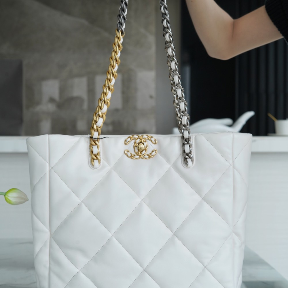 CHANEL 19 EAST WEST SHOPPING BAG CHANEL 19 EAST WEST SHOPPING BAG