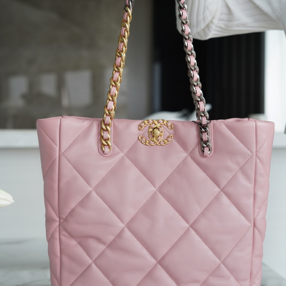 CHANEL 19 EAST WEST SHOPPING BAG CHANEL 19 EAST WEST SHOPPING BAG