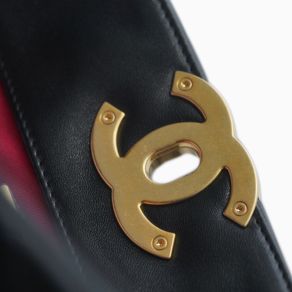 CHANEL 19 EAST WEST SHOPPING BAG CHANEL 19 EAST WEST SHOPPING BAG