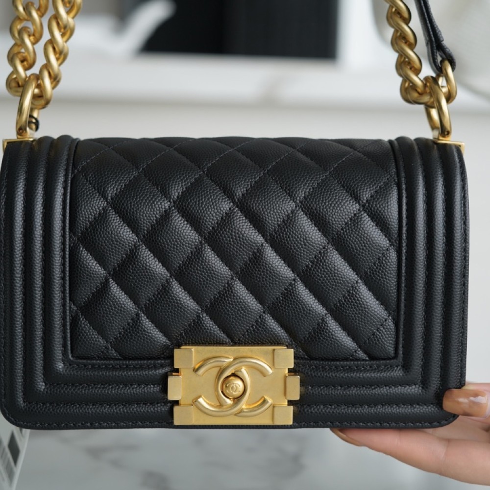 CHANEL MEDIUM BOY FLAP BAG CHANEL MEDIUM BOY FLAP BAG