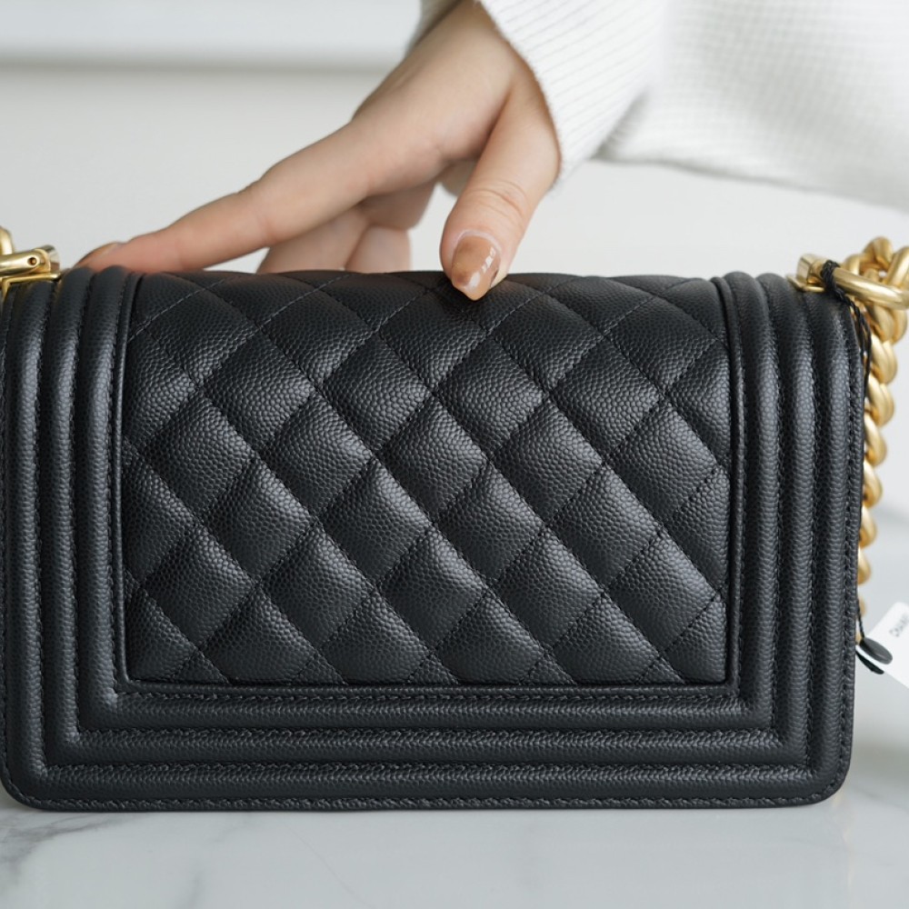 CHANEL MEDIUM BOY FLAP BAG CHANEL MEDIUM BOY FLAP BAG