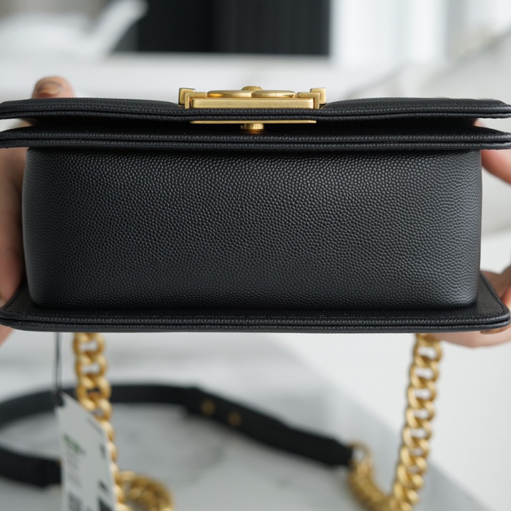CHANEL MEDIUM BOY FLAP BAG CHANEL MEDIUM BOY FLAP BAG