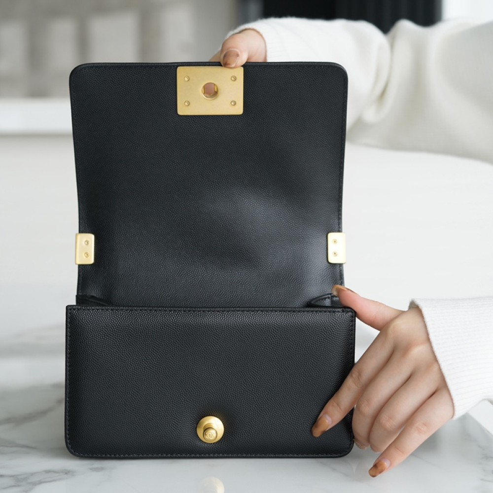 CHANEL MEDIUM BOY FLAP BAG CHANEL MEDIUM BOY FLAP BAG