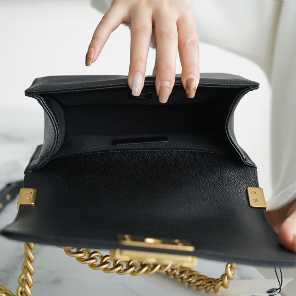 CHANEL MEDIUM BOY FLAP BAG CHANEL MEDIUM BOY FLAP BAG
