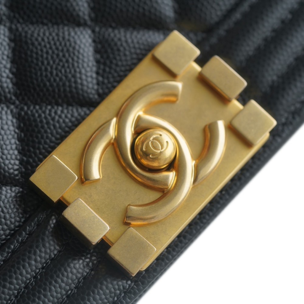 CHANEL MEDIUM BOY FLAP BAG CHANEL MEDIUM BOY FLAP BAG