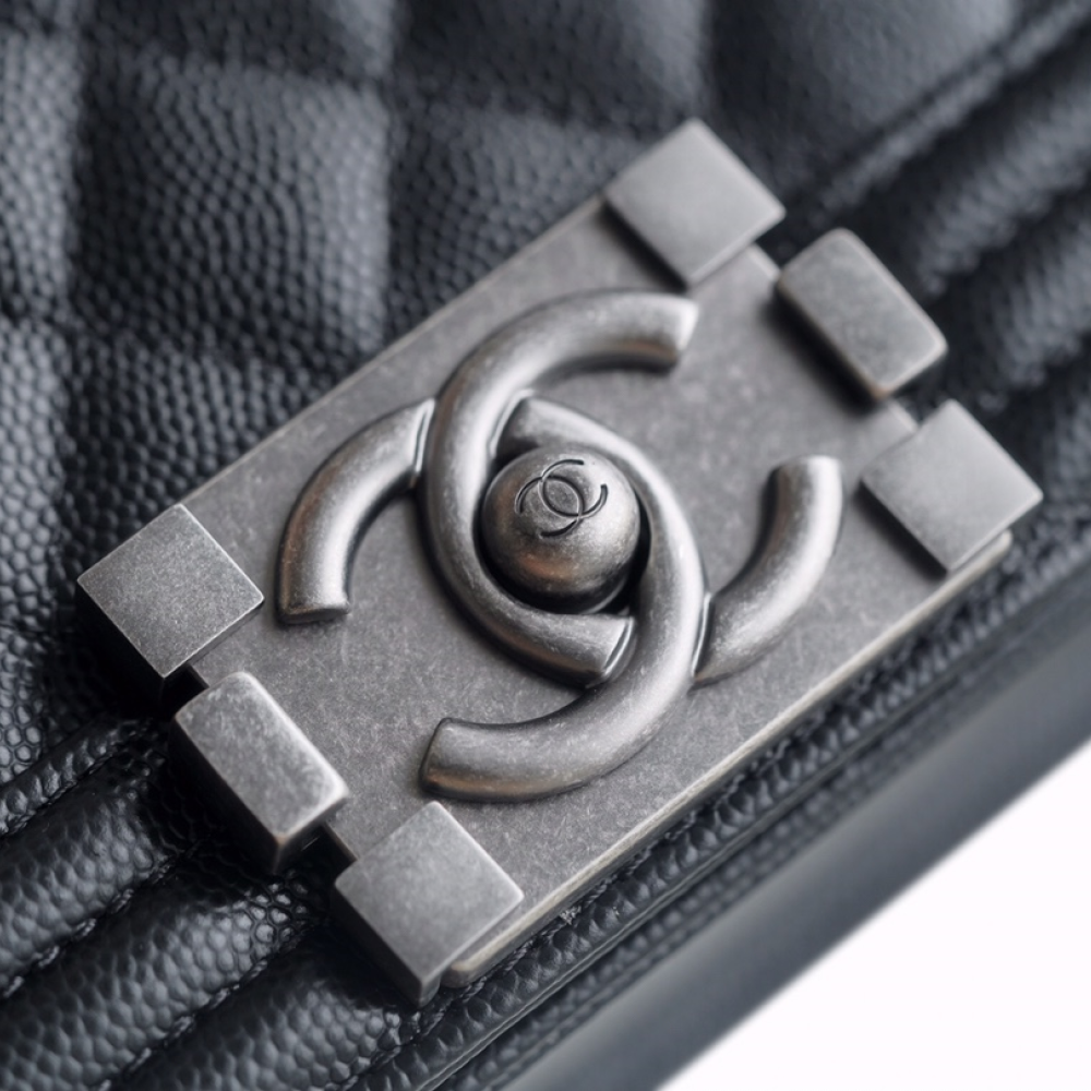 CHANEL MEDIUM BOY FLAP BAG CHANEL MEDIUM BOY FLAP BAG