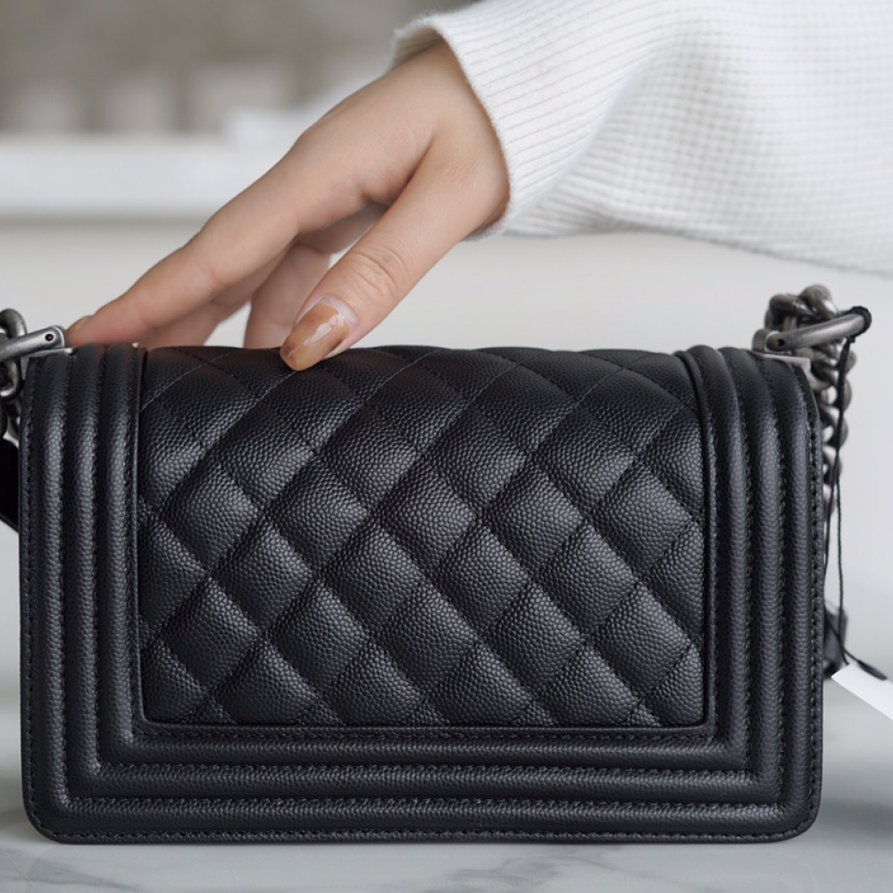 CHANEL MEDIUM BOY FLAP BAG CHANEL MEDIUM BOY FLAP BAG