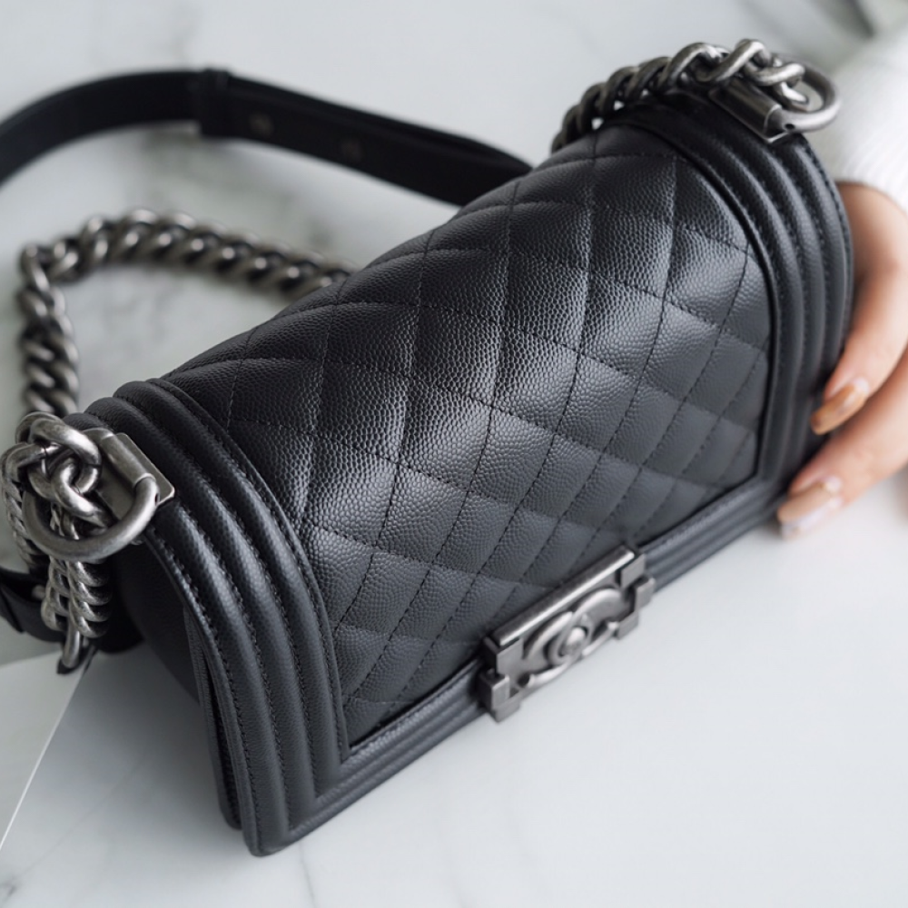 CHANEL MEDIUM BOY FLAP BAG CHANEL MEDIUM BOY FLAP BAG