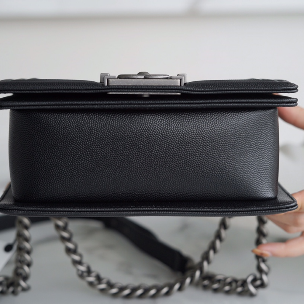 CHANEL MEDIUM BOY FLAP BAG CHANEL MEDIUM BOY FLAP BAG
