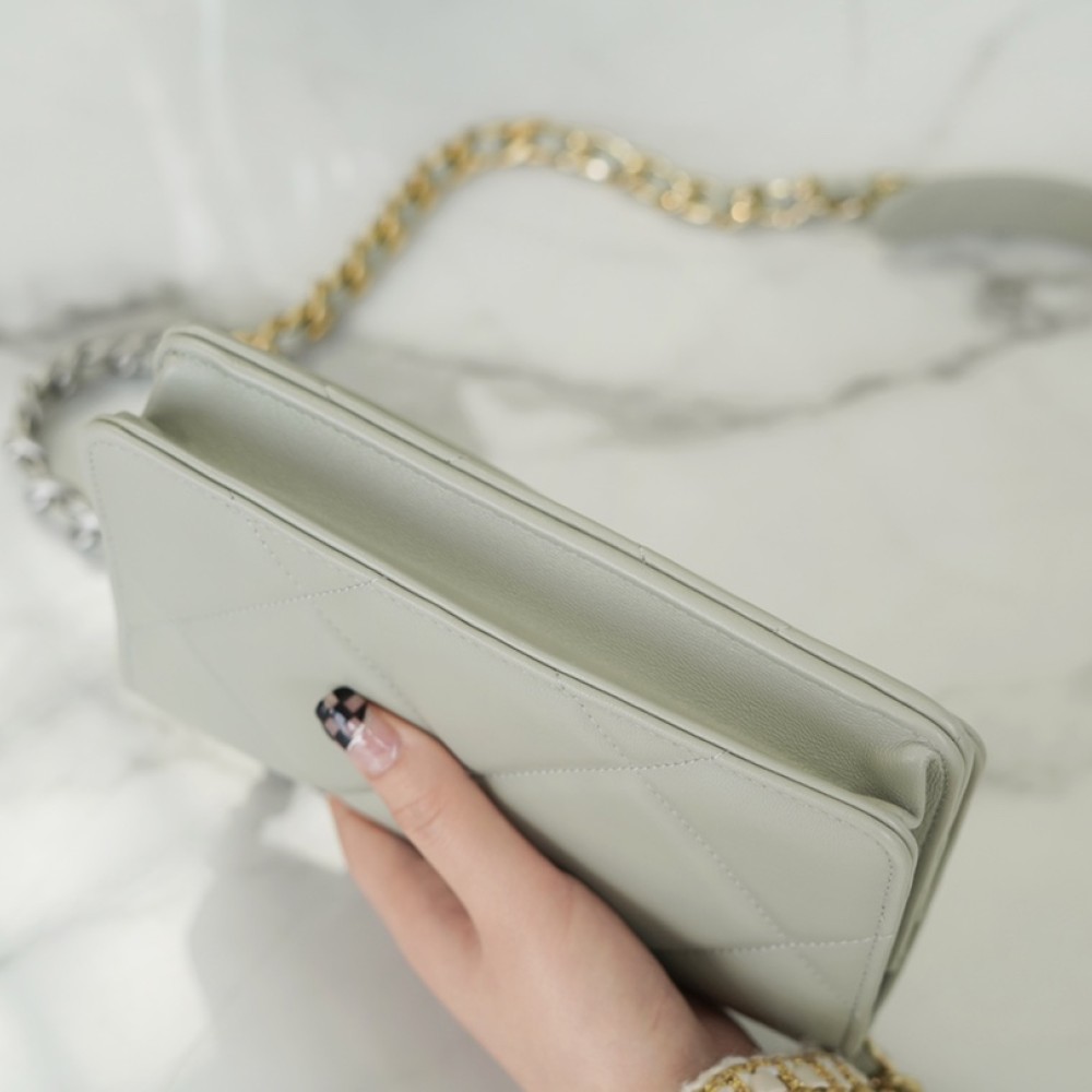 CHANEL 19 WALLET ON CHAIN CHANEL 19 WALLET ON CHAIN