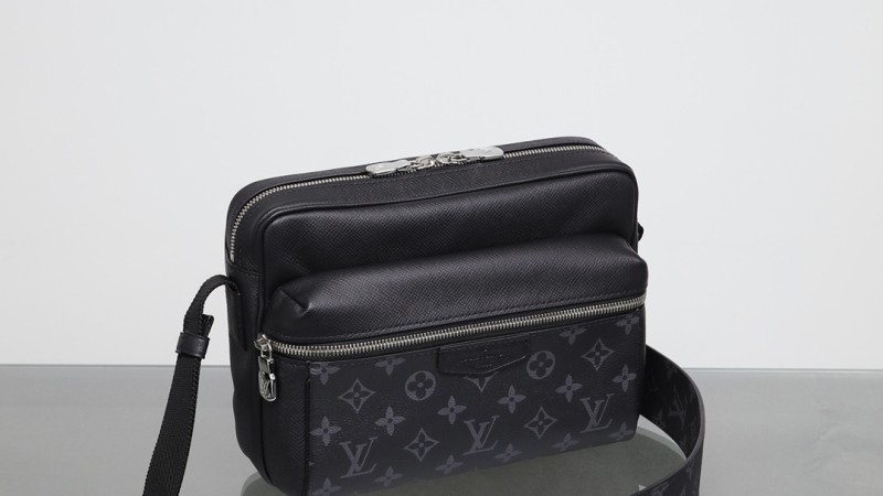 Outdoor Messenger M30233 Details